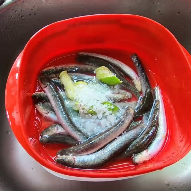 Mách bạn cách nấu canh chua cá kèo bông thiên lý đơn giản tại nhà