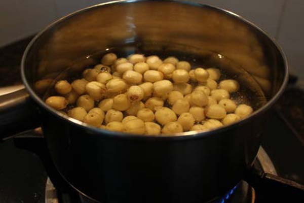cách nấu chè hạt sen tươi với đậu xanh đơn giản
