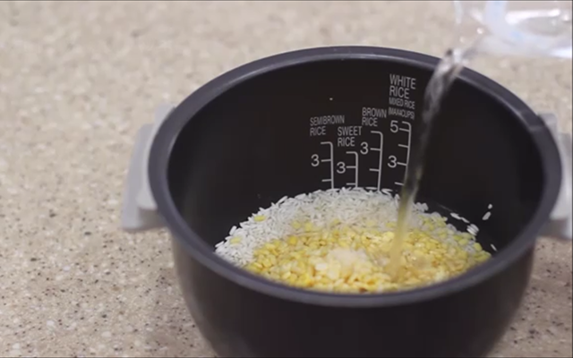 cách làm xôi mặn thập cẩm dẻo thơm bằng nồi cơm điện tại nhà