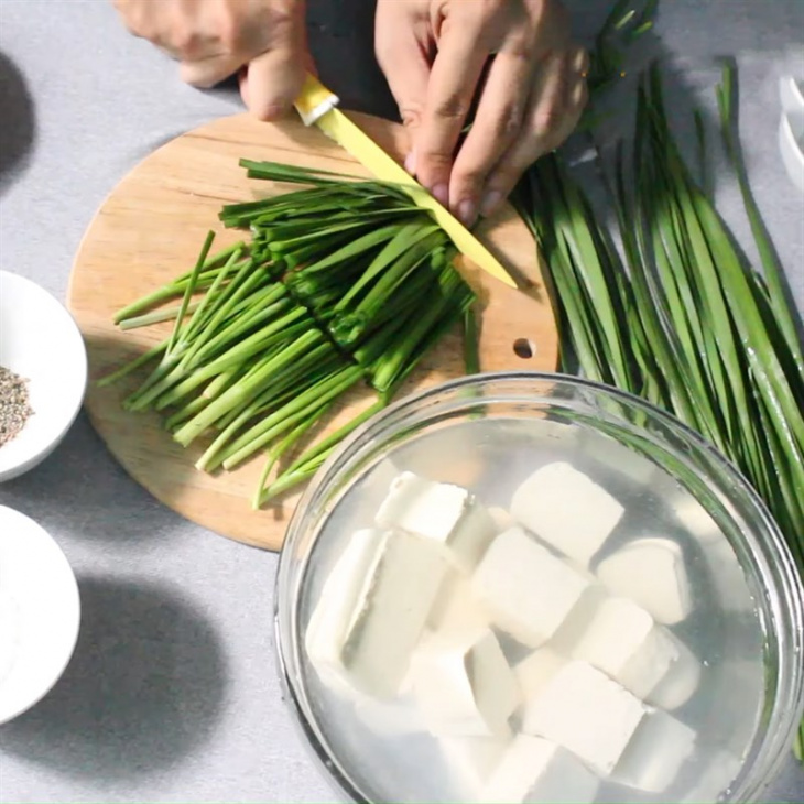 Cách làm canh đậu hũ hẹ thơm ngon thanh mát bổ dưỡng – Chân ái cho những bệnh nhân cao huyết áp