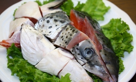 cách nấu lẩu đầu cá hồi ngon, bổ dưỡng cho cả nhà
