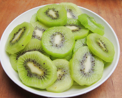 cách làm dâu tây, kiwi trộn sữa đặc hấp dẫn cực bắt mắt tại nhà