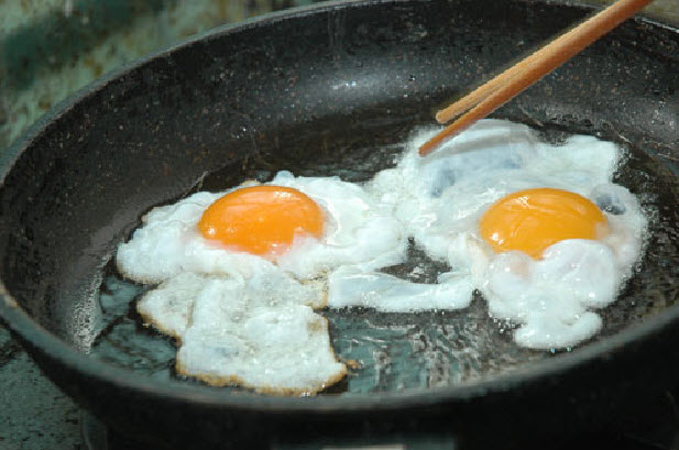 các món ăn ngon, các món xào ngon, món ngon dễ làm, món ngon từ trứng, cách làm mì xào trứng ngon tuyệt cho bữa sáng
