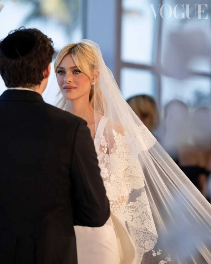 Váy cưới của Nicola Peltz – con dâu nhà Beckham được ví như một tác phẩm nghệ thuật
