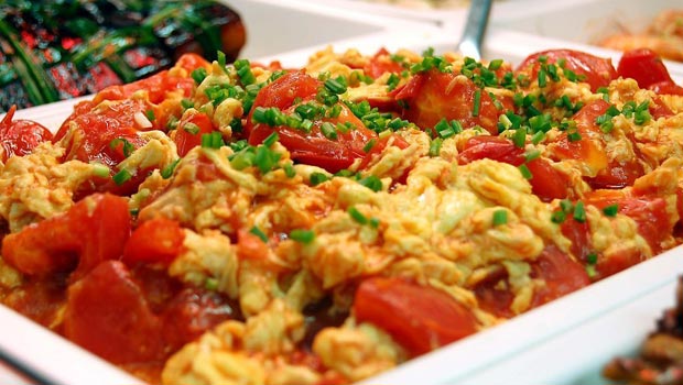 bó xôi, cà chua, trứng gà, tuyệt chiêu cách làm trứng chiên cà chua thơm ngon bá cháy