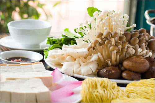 hành tây, nấm rơm, nước dừa, thịt gà, cách làm gà nấu nấm thơm ngon bổ dưỡng cho cả nhà