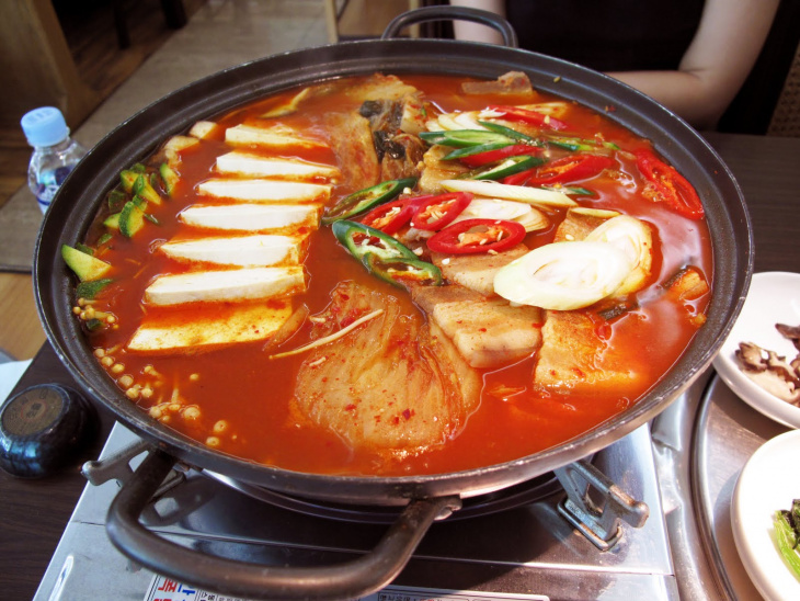 Cách nấu lẩu nấm kim chi Hàn Quốc ngon bổ rẻ