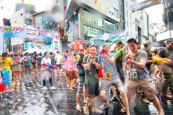 Lễ hội té nước Thái Lan tiếp tục bị cấm té nước