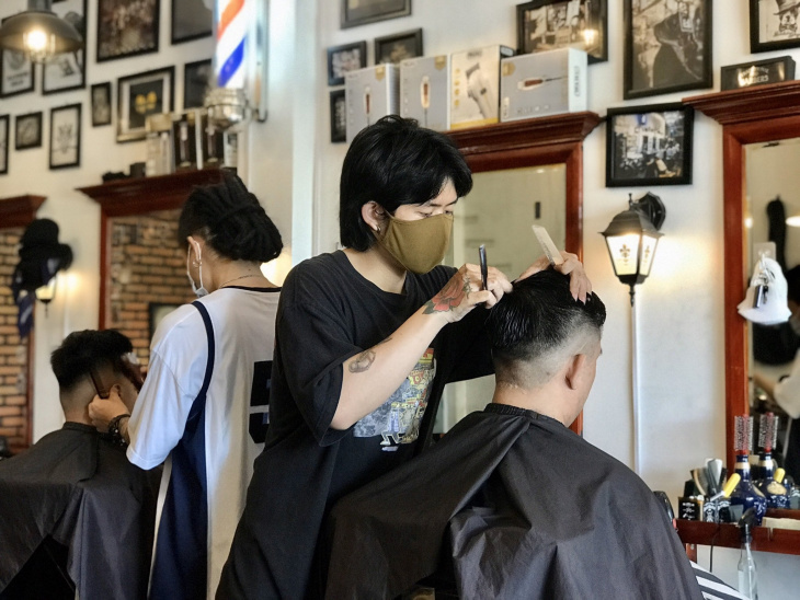 Tìm kiếm một cửa hàng cắt tóc nam tuyệt vời tại Biên Hòa? Đến với chúng tôi để tận hưởng trải nghiệm tuyệt vời nhất. Với đội ngũ nhân viên luôn tận tâm với công việc và sự quan tâm đến từng chi tiết nhỏ nhất, chúng tôi tin rằng bạn sẽ có một trải nghiệm đáng nhớ tại cửa hàng của chúng tôi. Hãy ghé thăm chúng tôi ngay!
