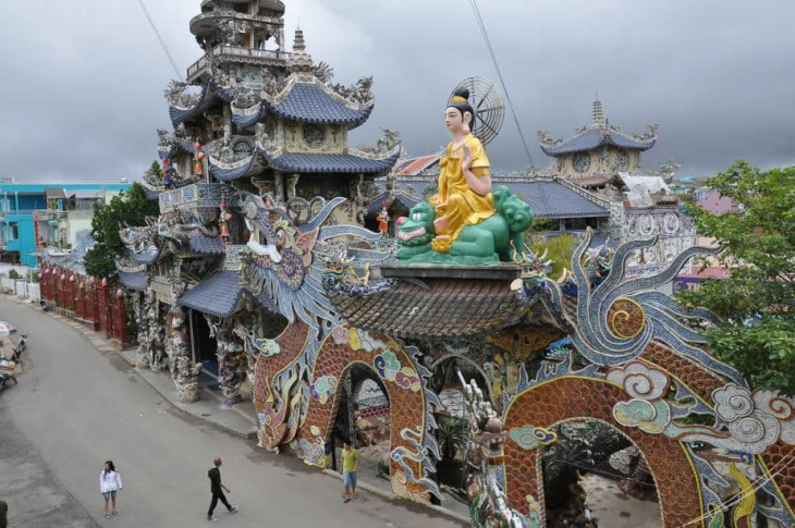 Chùa Linh Phước – Ngôi chùa độc lạ ở Đà Lạt thu hút du khách
