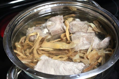 sườn lợn, món canh, măng khô, canh măng, trổ tài vào bếp với cách nấu canh măng khô với sườn ngon từng giọt