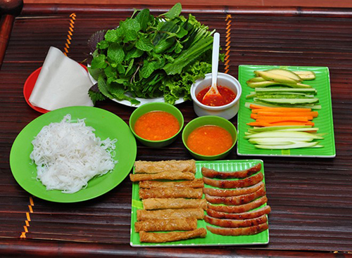 Khám phá 6 địa chỉ ăn nem chua nướng ngon ở Hà Nội ai cũng sẽ thích