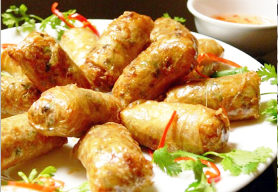 Các bước làm món chả bánh đa nem truyền thống của người Việt