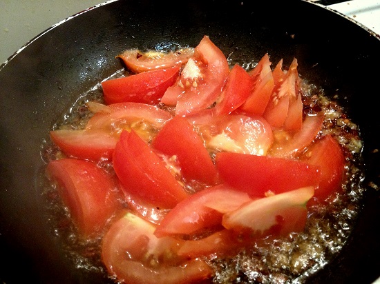 món sốt, lạp xưởng, cà chua, chiêu đãi cả nhà với món lạp xưởng sốt cà chua ăn là “ghiền”
