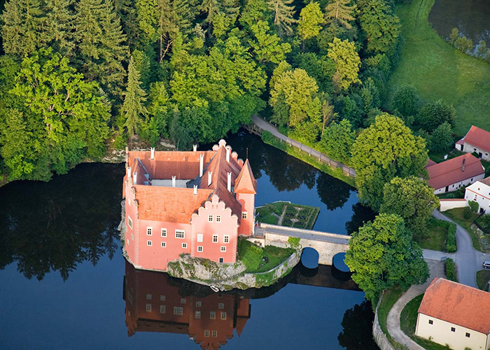 Những lâu đài tuyệt đẹp giữa hồ nước