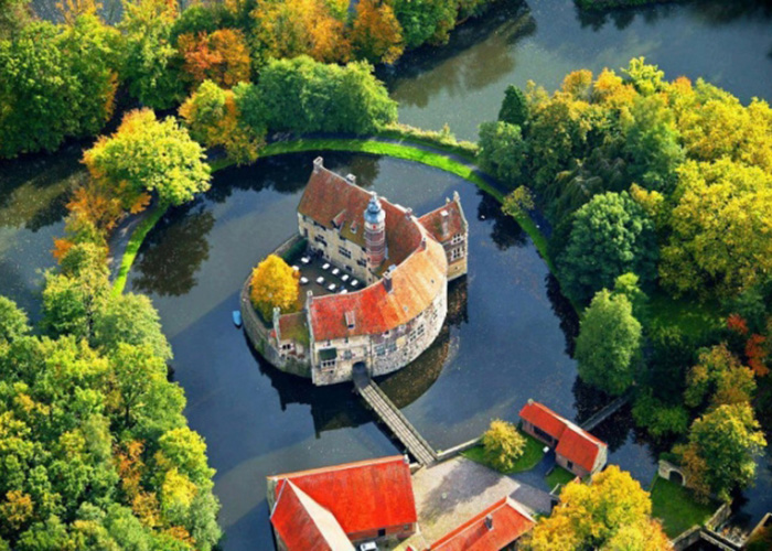 những lâu đài tuyệt đẹp giữa hồ nước, những lâu đài tuyệt đẹp giữa hồ nước