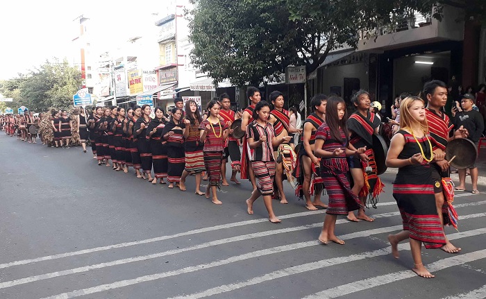 Rộn ràng lễ hội đường phố Kon Tum