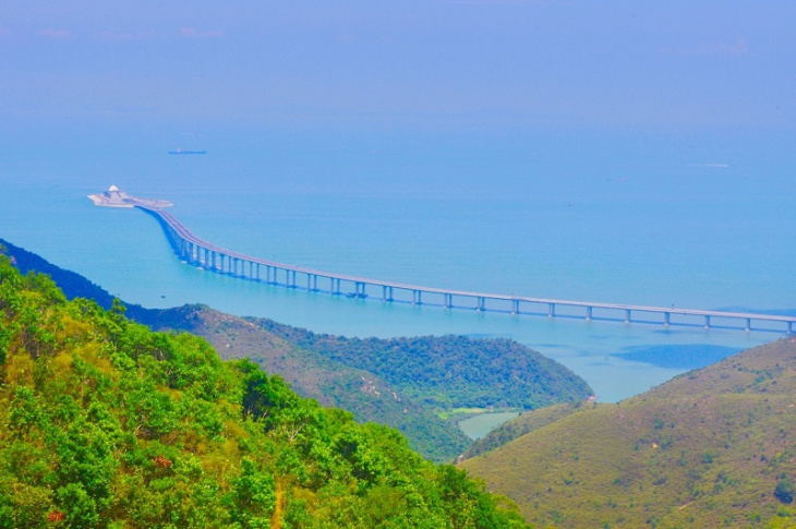 Trải nghiệm cây cầu vượt biển dài nhất thế giới