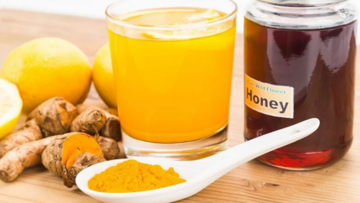 uống tinh bột nghệ với mật ong điều trị loét dạ dày và 10 công dụng khác