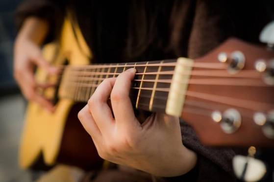 top 11 khóa học guitar online sốt rần rần giới trẻ hiện nay