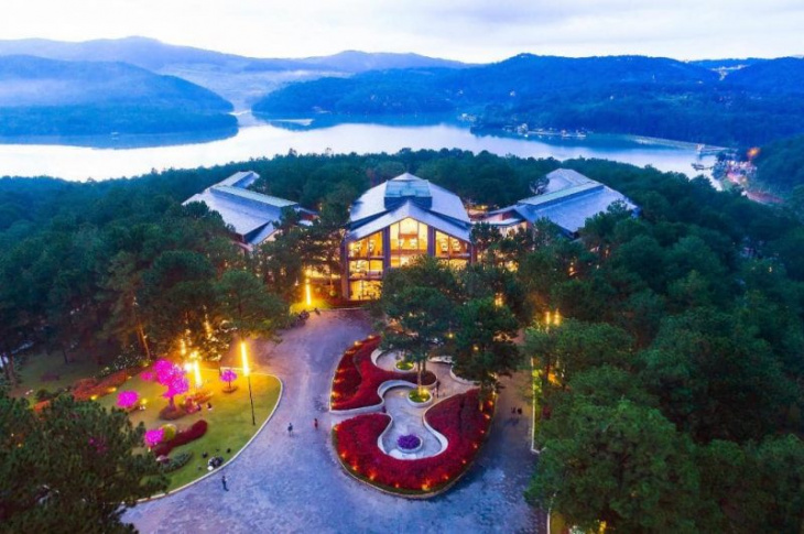 top 10 resort đà lạt giá rẻ có hồ bơi view rừng thông thơ mộng