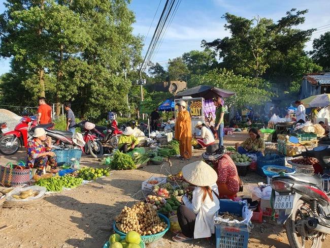 Ở Mỹ cũng có một khu chợ người Việt mang tên CHỒM HỔM