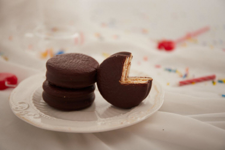 bánh phủ chocolate – món ăn vặt có lịch sử 90 năm