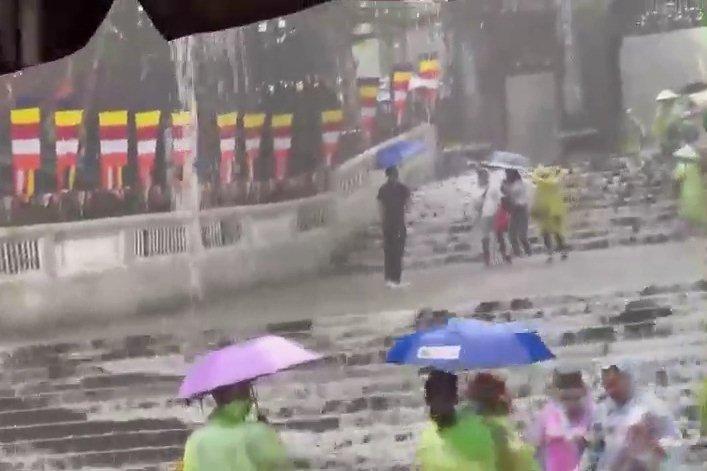 Clip mưa to xối xả tại chùa Hương, xem xong ai cũng lo lắng dặn du khách cẩn thận