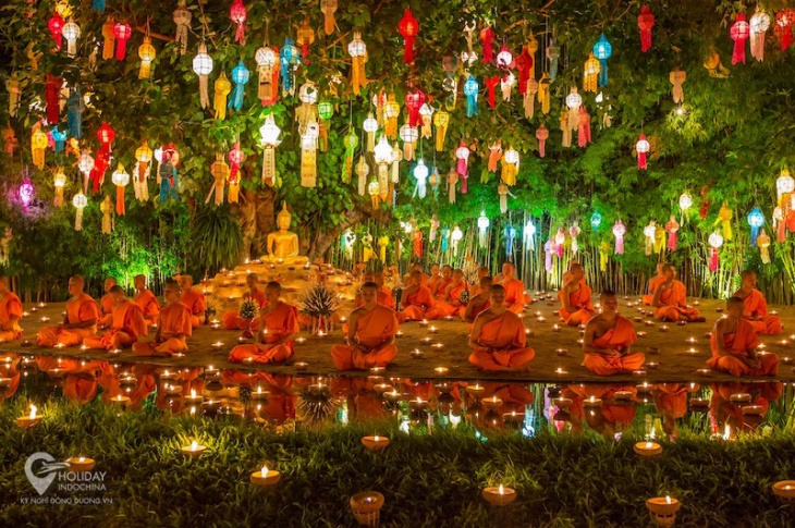 Lạc vào thế giới cổ tích giữa đêm đèn trời Chiang Mai