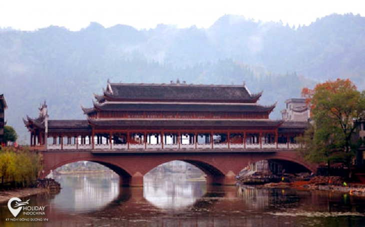 Top 5 cây cầu hút khách nhất ở Phượng Hoàng Cổ Trấn