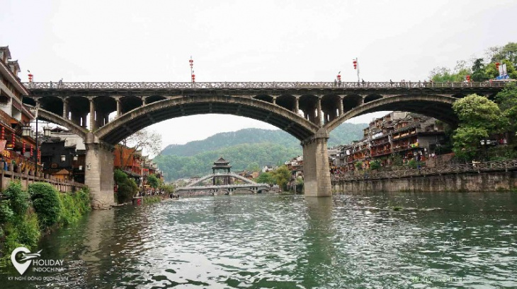 top 9 cây cầu nổi tiếng nhất phượng hoàng cổ trấn