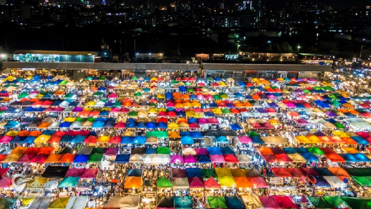 Du lịch Bangkok khám phá chợ đêm Rod Fai