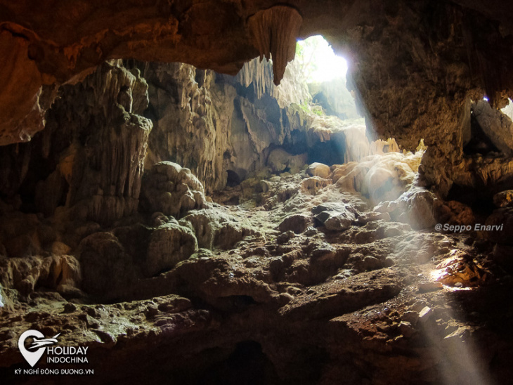 Top 5 hang động đẹp mê ly tại vịnh Hạ Long