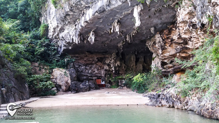 top 5 hang động đẹp mê ly tại vịnh hạ long