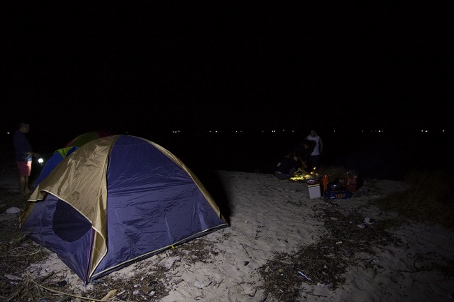 ninh thuận du ký: phần 2 – tắm biển giữa nhà bè và cắm trại đêm trên bờ biển.