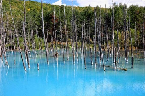Hồ nước ma thuật đổi màu theo thời tiết tại Nhật Bản