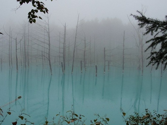 hồ nước ma thuật đổi màu theo thời tiết tại nhật bản
