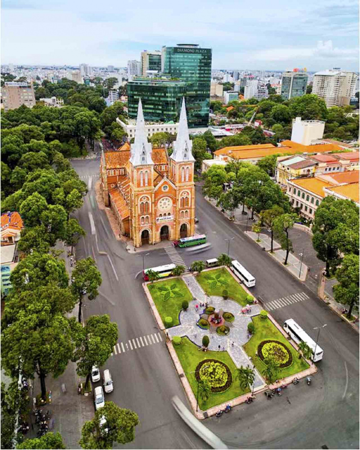Nhà thờ Đức Bà Sài Gòn – Kiến trúc Pháp cổ giữa lòng đô thị (2022)