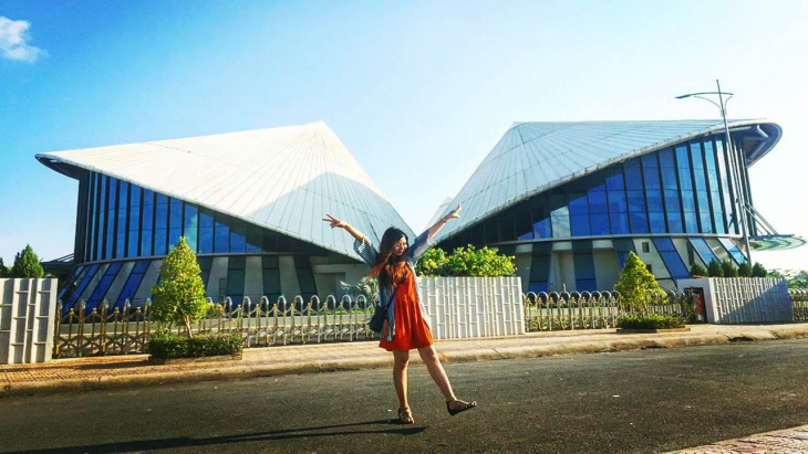 nhà hát cao văn lầu – check-in “nhà hát nón lá” lớn nhất việt nam