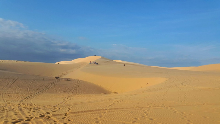 are there deserts or sand dunes in vietnam?