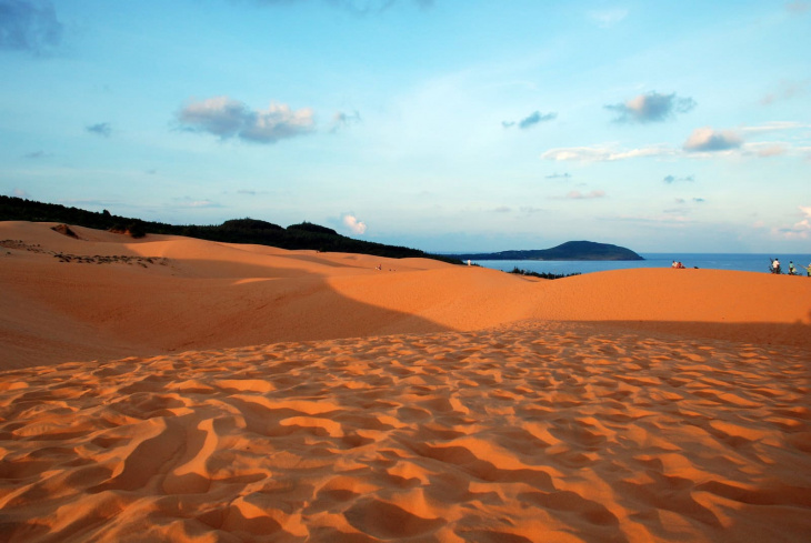 are there deserts or sand dunes in vietnam?