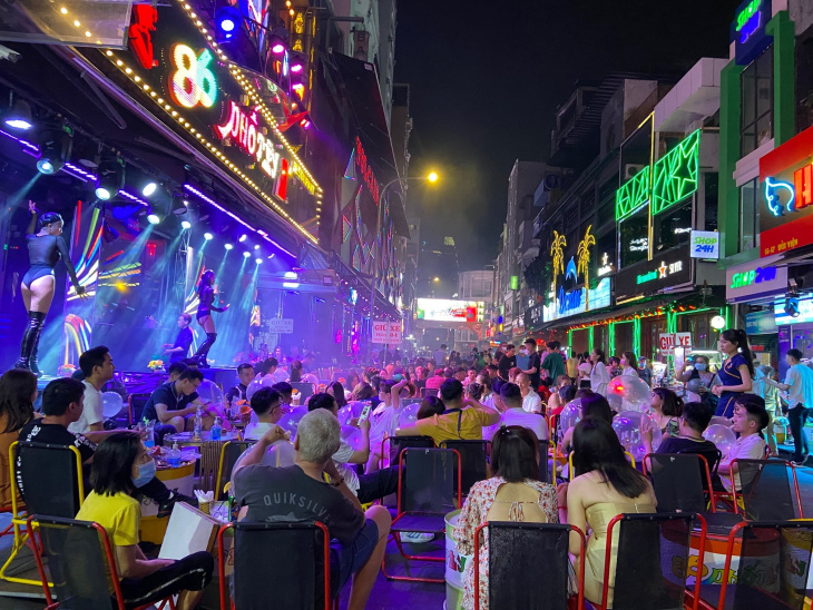 3 rowdy streets in saigon’s backpacker district