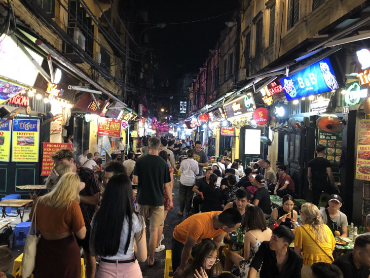 hanoi’s beer street & backpacker’s district