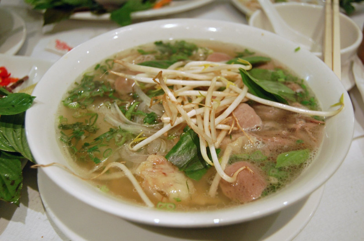 what do vietnamese people eat?