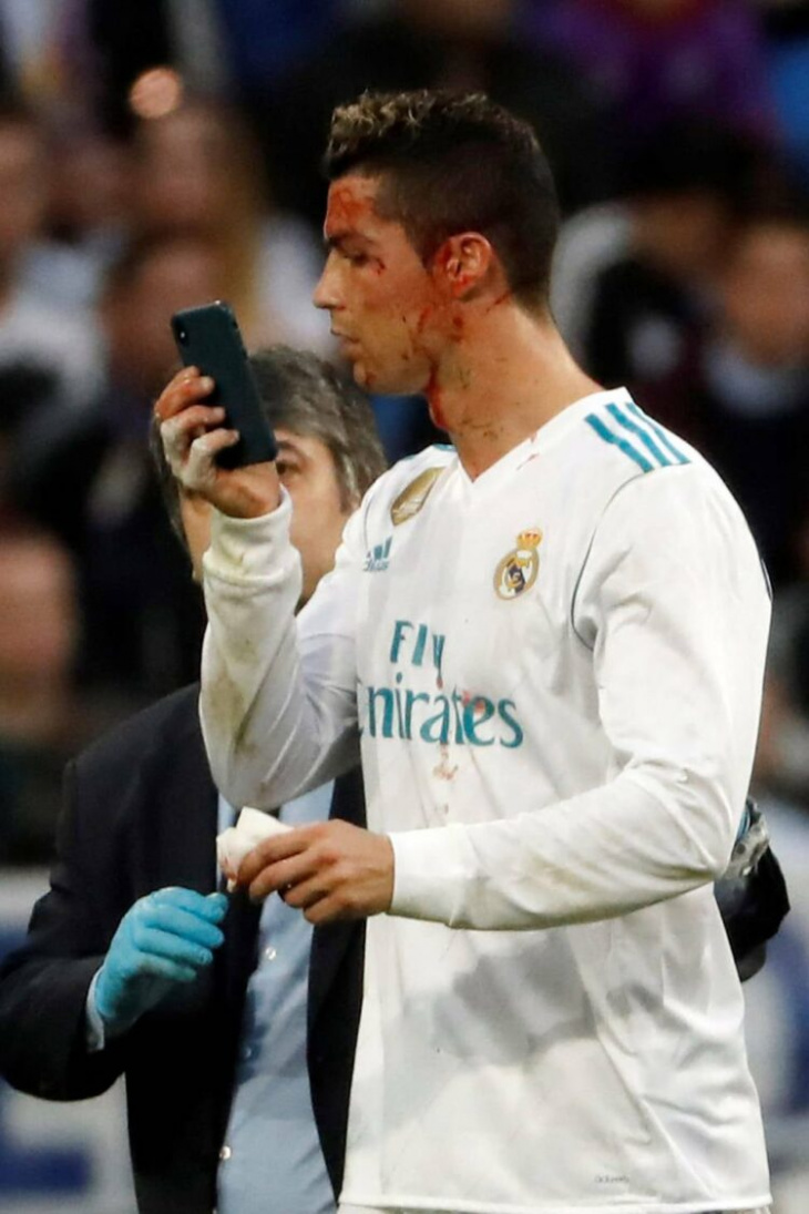 Ronaldo trình làng kiểu tóc mới tái hiện thời khoác áo MU