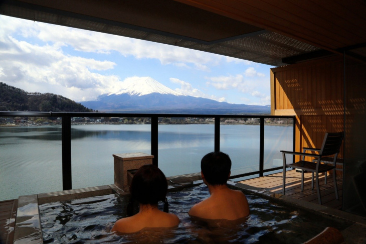 5 suối nước nóng ở quanh hồ kawaguchi-ko với view núi phú sĩ tuyệt đẹp