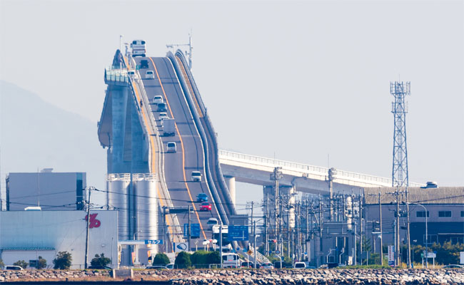 “Thót tim” với Eshima Ohashi: Cây cầu siêu dốc nguy hiểm nhất thế giới