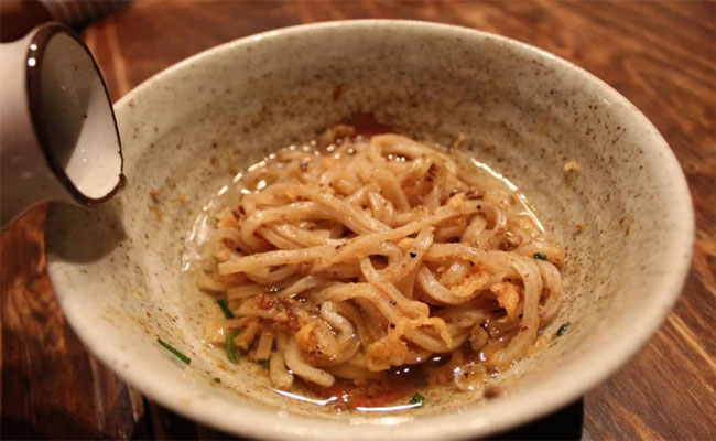 đổi khẩu vị với akachokobe: mì udon trứ danh trong ấm nước