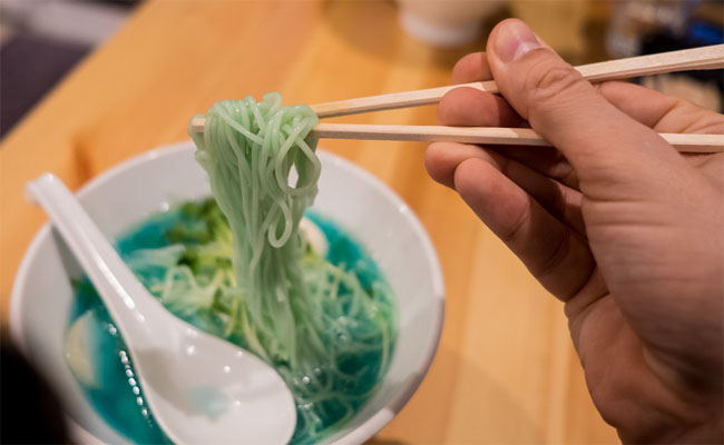 “lạc trôi” với món mì ramen xanh độc đáo ở tokyo