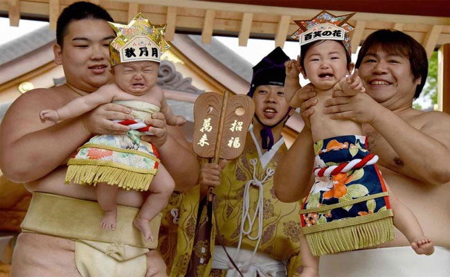 Muốn làm “ông kẹ” hãy đến Nakizumo – lễ hội dọa trẻ con ở Nhật Bản
